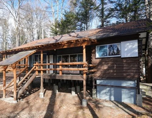 広いウッドデッキが自慢の別荘