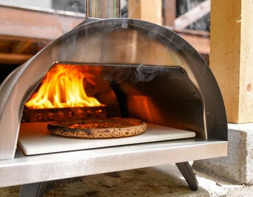 400度近くまで温度があがる本格的なピザ窯