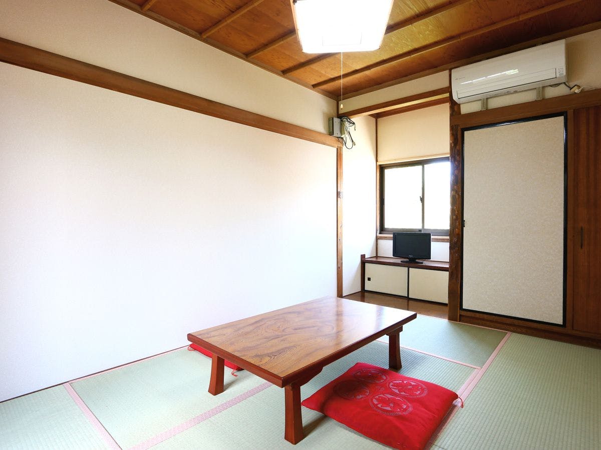 Kamar berukuran 6 tatami, tipe kamar bergaya Jepang.*