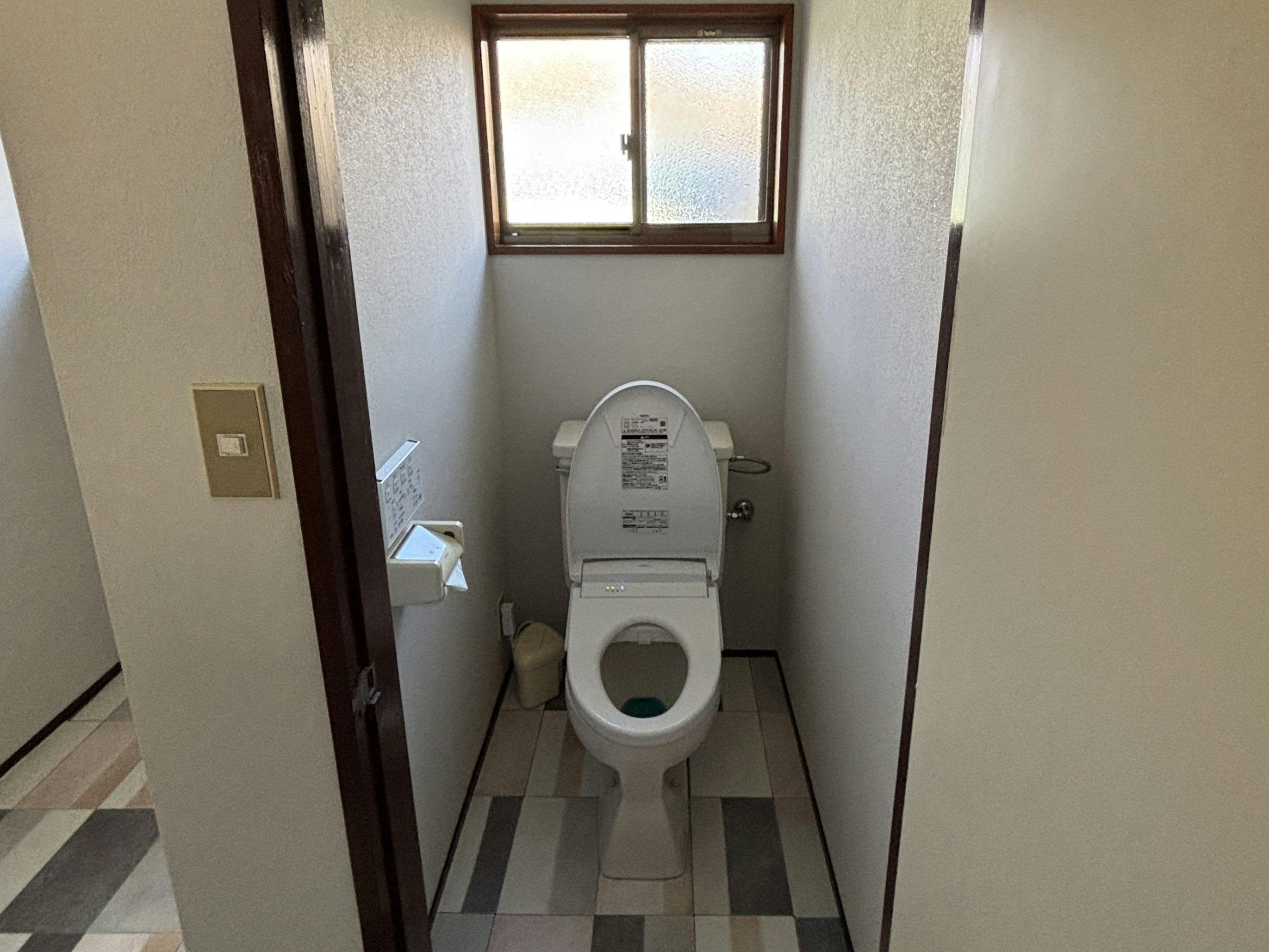 ห้องน้ำชั้น 1 ของอาคารเสริม เพิ่งรีโนเวทเสร็จใหม่ๆ