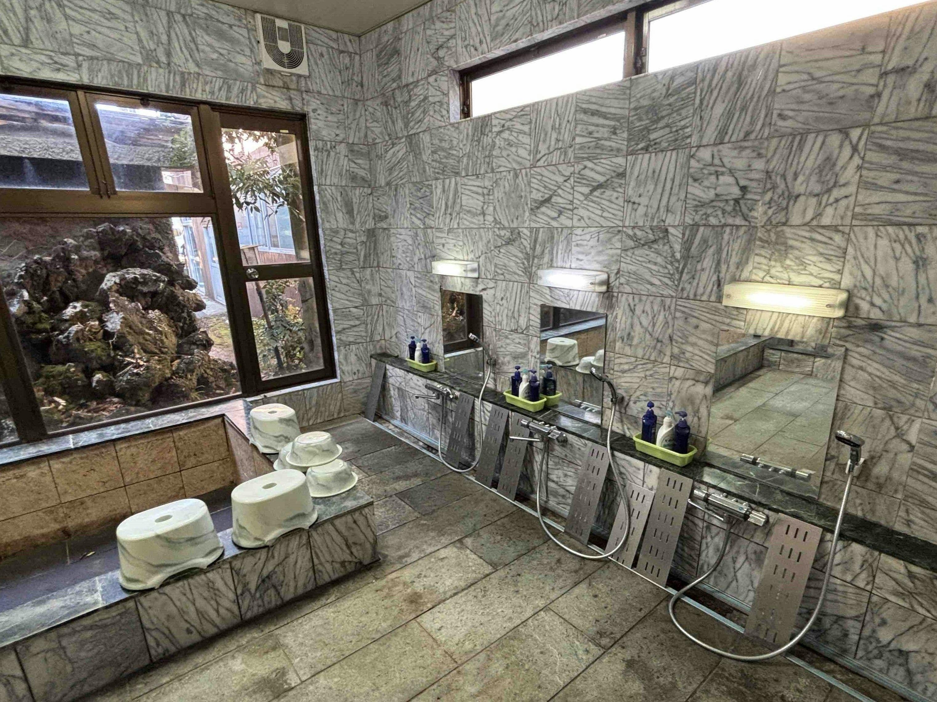 ห้องอาบน้ำชายอาจไม่สามารถใช้บริการอ่างอาบน้ำได้ในบางครั้ง