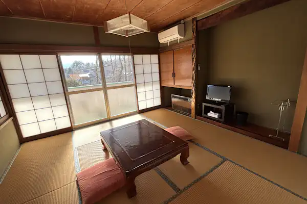 ห้องพักสว่างสดใสขนาด 8 เสื่อทาทามิ อยู่ชั้น 2 ของอาคารหลัก