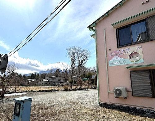桃のロゴの看板を目安にお越しください！