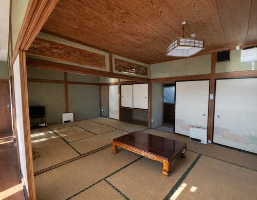 本館１階の大部屋、みんな一緒に過ごせます