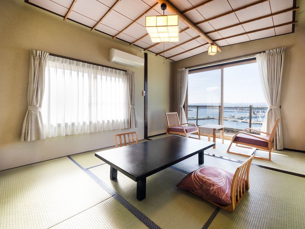 ห้องสไตล์ญี่ปุ่น 6 เสื่อทาทามิ + ห้องสไตล์ญี่ปุ่น 8 เสื่อทาทามิ (ห้องนอน) พร้อมห้องน้ำและสุขา