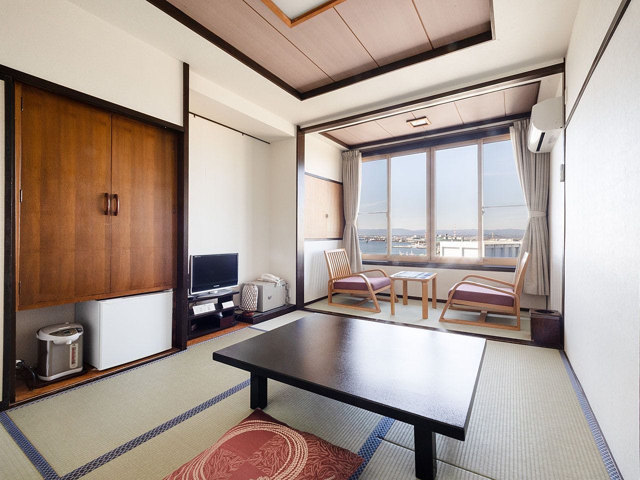 ห้องสไตล์ญี่ปุ่น 6 เสื่อทาทามิ + พื้นยกระดับขนาดเล็ก 2 เสื่อทาทามิ (ไม่มีห้องน้ำ)