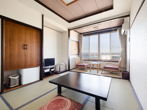 ห้องสไตล์ญี่ปุ่น 6 เสื่อทาทามิ + พื้นยกระดับขนาดเล็ก 2 เสื่อทาทามิ (ไม่มีห้องน้ำ)