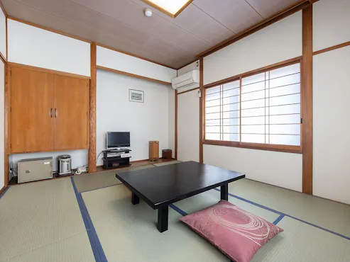 ห้องสไตล์ญี่ปุ่นขนาด 8 เสื่อทาทามิ พร้อมห้องน้ำส่วนตัว