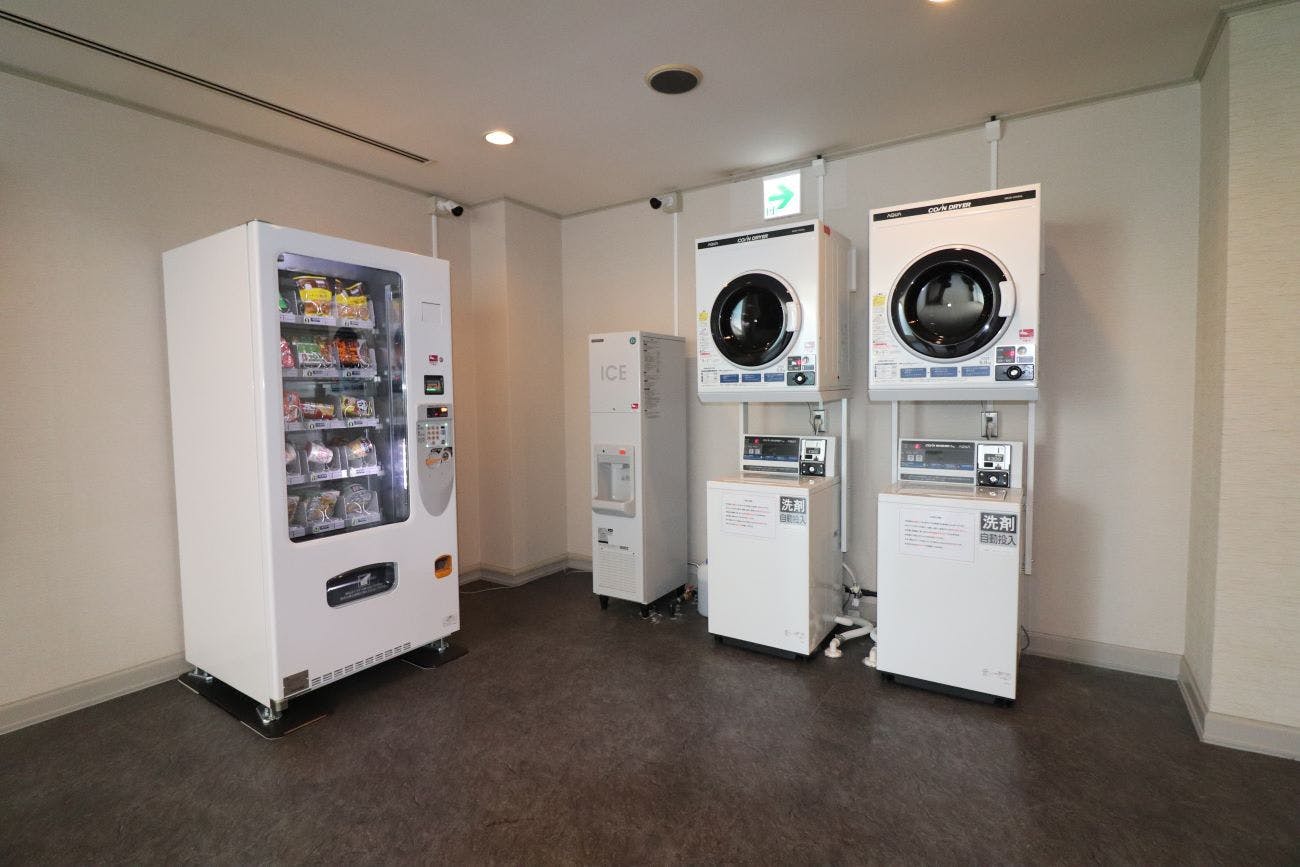 Laundry koin & mesin es (lantai 2)