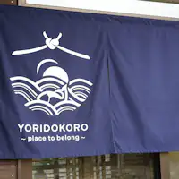 ผ้าม่านหน้าร้านของ YORIDOKORO