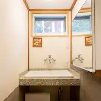 Phòng rửa mặt với gạch lát dễ thương