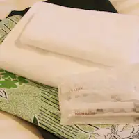 Bàn chải đánh răng và dao cạo râu được bán tại quầy lễ tân.