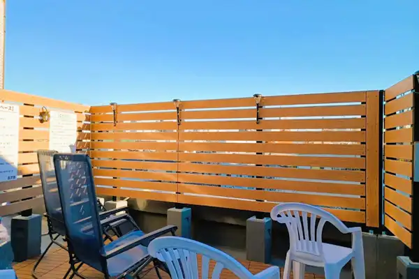 Area relaksasi di rooftop untuk menikmati udara segar