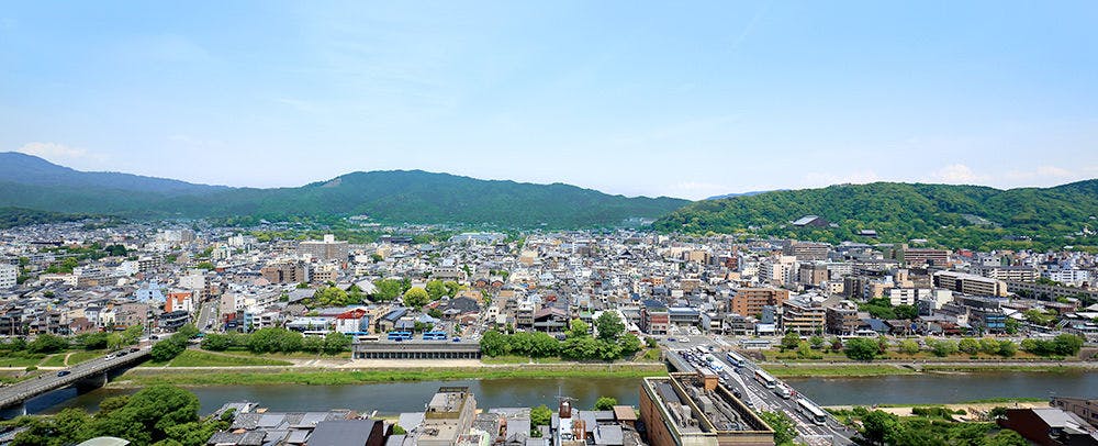 雄大な東山と京の街並み