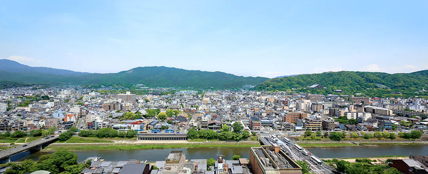 雄大な東山と京の街並み