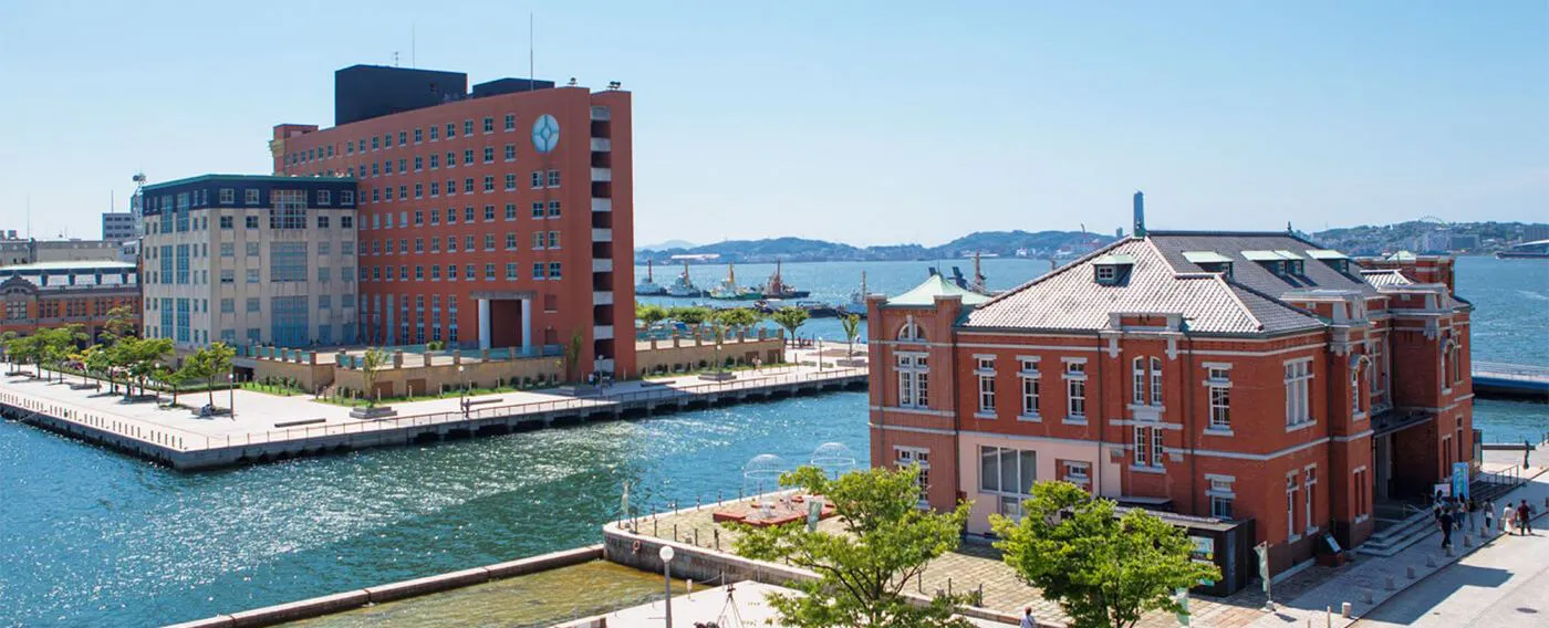 Eksterior Hotel Premium Mojiko yang menyatu dengan suasana retro kota (foto sisi kiri).