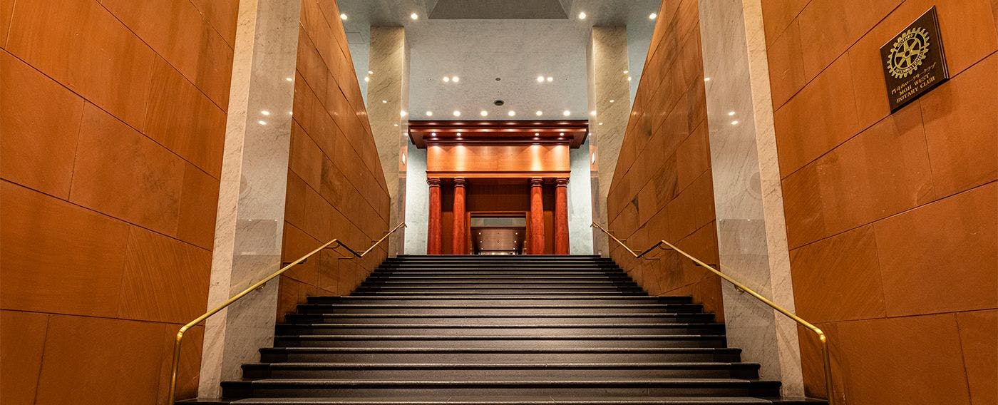 Tangga besar, seluruh Hotel dirancang dengan simetri.