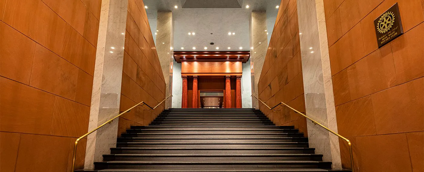 Tangga besar, seluruh Hotel dirancang dengan simetri.