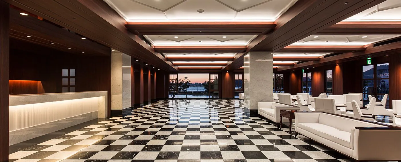 Lobi: Lobi mewah dengan nuansa dominan putih dan hitam.