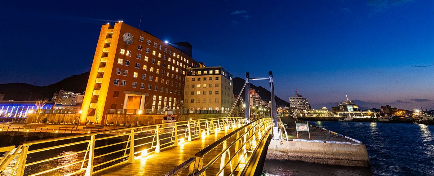 Hotel Premier Moji Port (versi malam) Hotel yang diterangi cahaya menciptakan suasana yang semakin romantis.