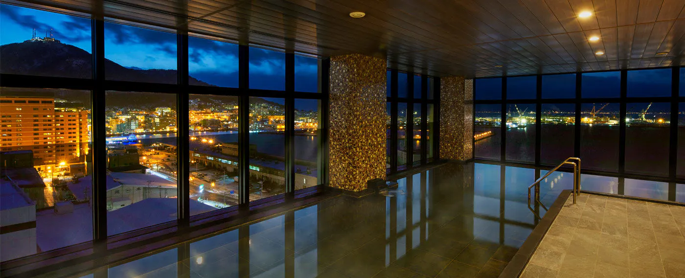 ห้องอาบน้ำรวมขนาดใหญ่พร้อมวิว น้ำพุร้อนธรรมชาติ “ฮาโกดาเตะ ชิโอมิ โนะ ยู”