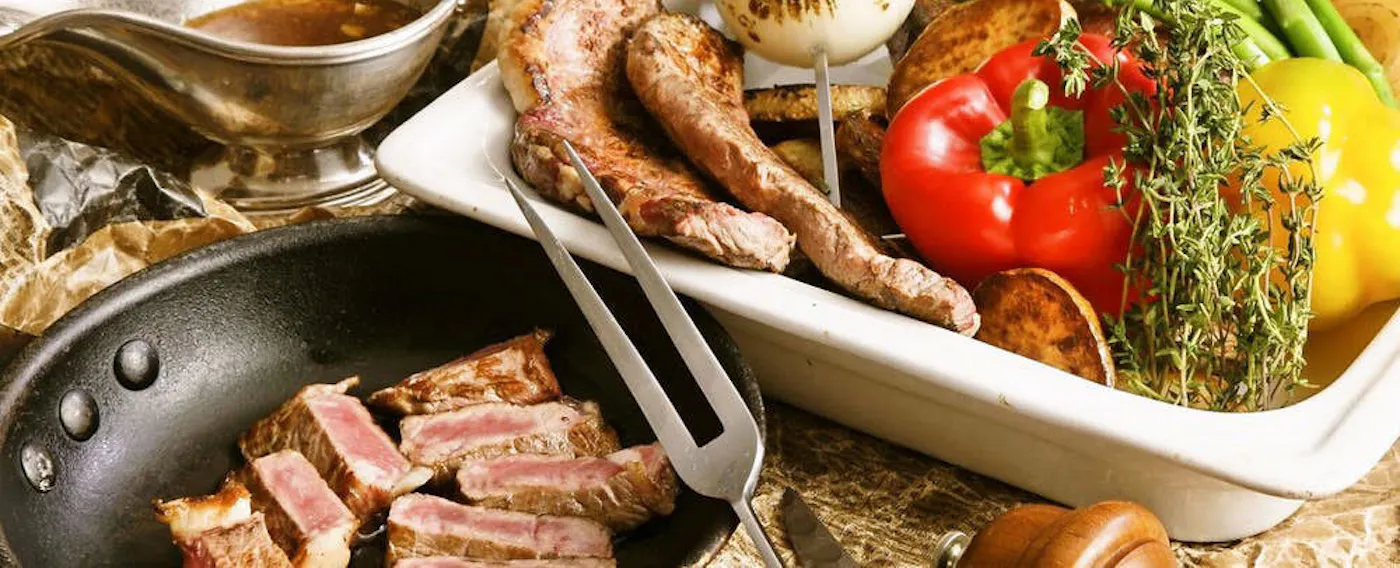 Saus steak sapi juga merupakan spesial Hotel.