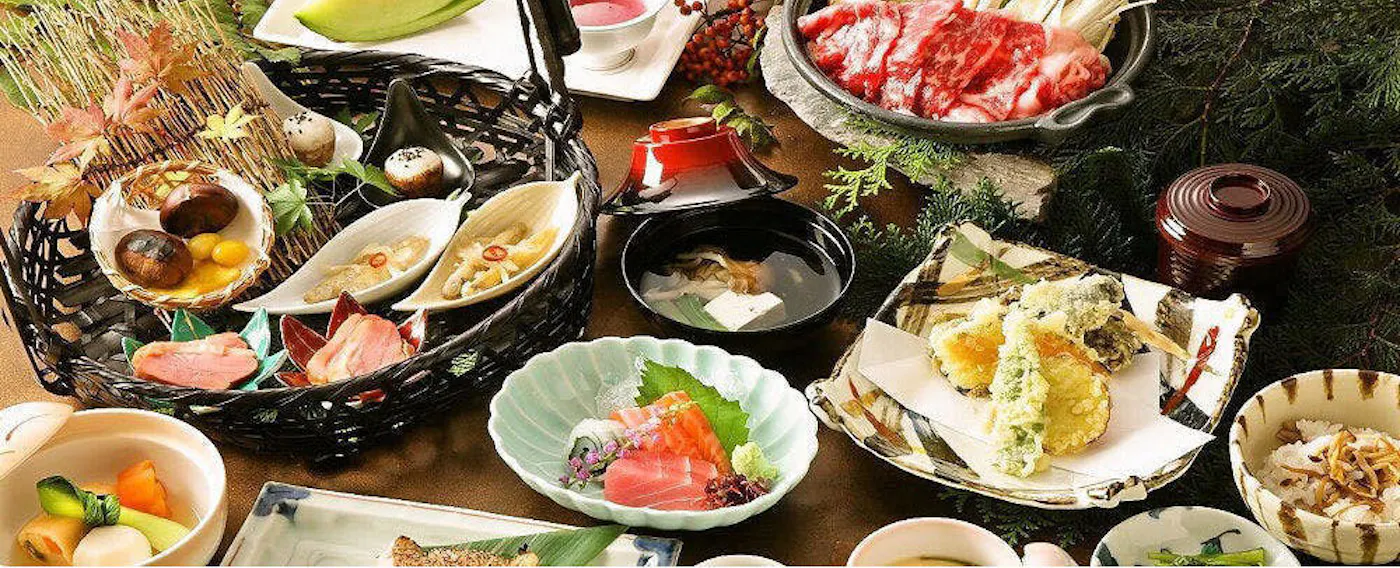 Contoh kursus Tsumagoi Kaiseki yang menyajikan hidangan lokal lezat (menu berubah setiap bulan).