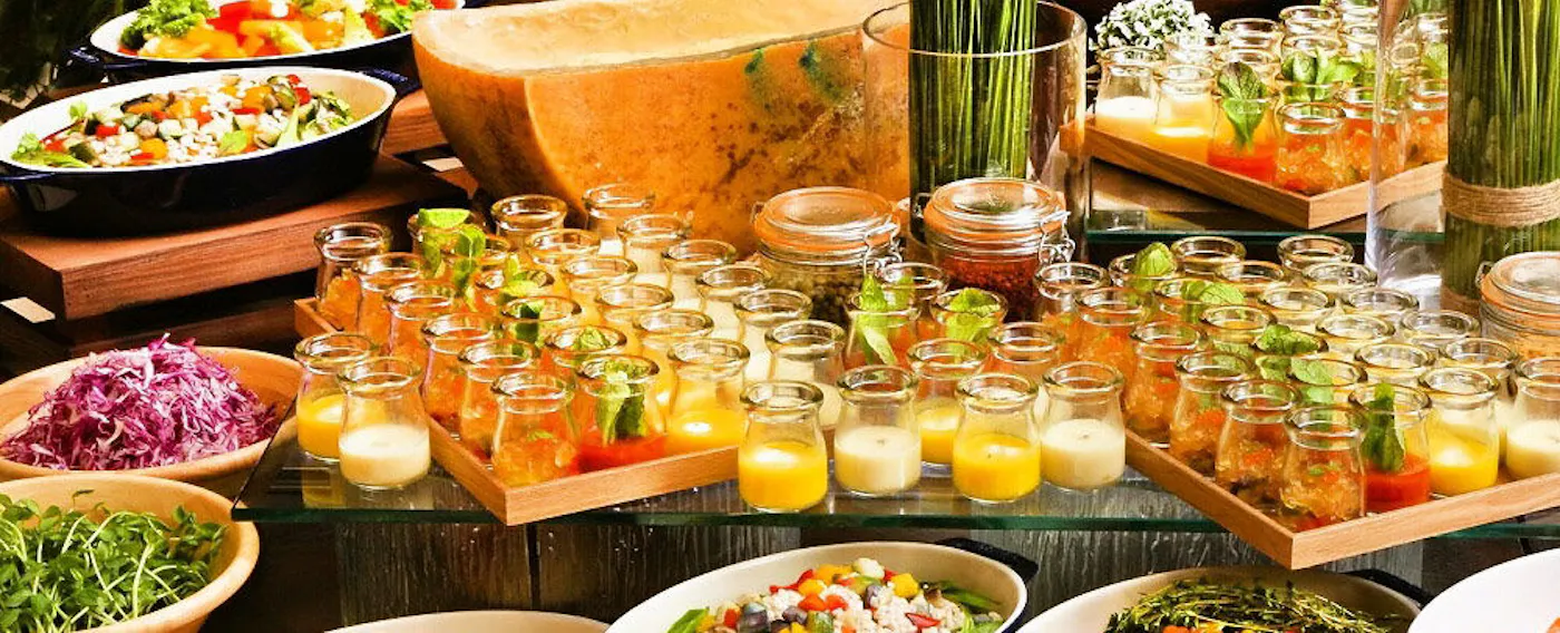 "Menuju sarapan yang mengesankan" Antipasto yang indah dan salad sayuran segar yang lezat.