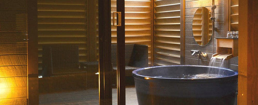 Nikmati pemandian terbuka di hutan dengan air panas alami yang baik untuk kulit dan keindahan alam pegunungan.