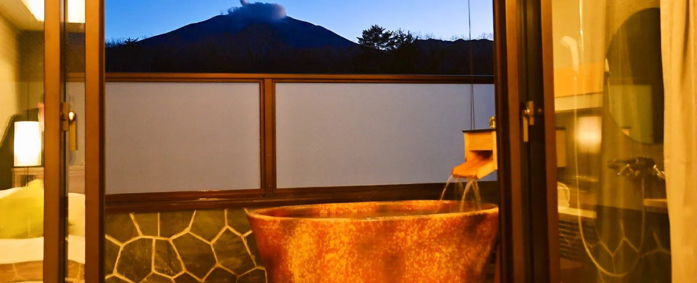 Dari Kamar dengan pemandian terbuka di teras, Anda dapat menikmati pemandangan Gunung Asama yang megah jika cuaca cerah.