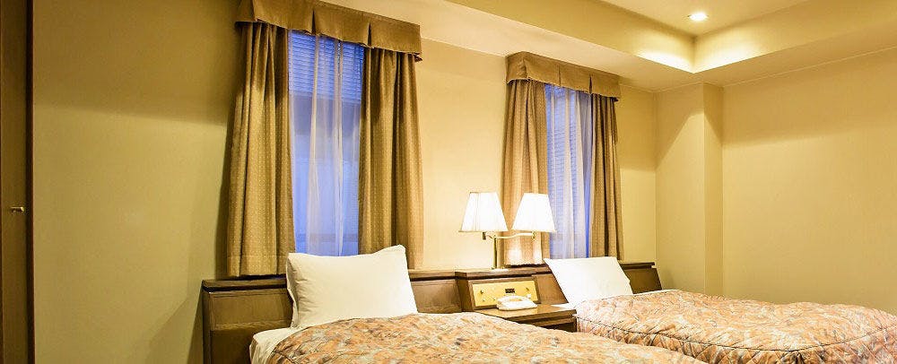 Kamar tipe biasa (tanpa pemandian terbuka) juga memiliki luas yang nyaman seperti suite villa.