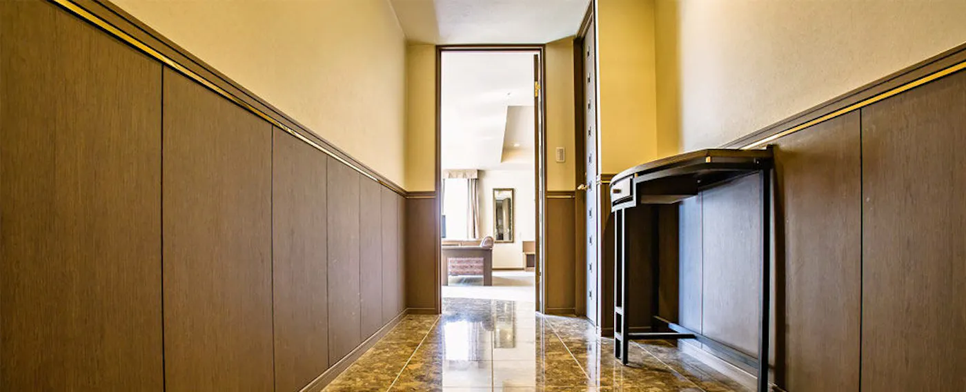 Kamar tipe biasa (tanpa pemandian terbuka) juga memiliki luas yang nyaman seperti suite villa.