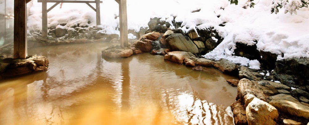 Di pemandian air panas terbuka, Anda dapat merasakan keindahan alam dataran tinggi sepanjang empat musim.