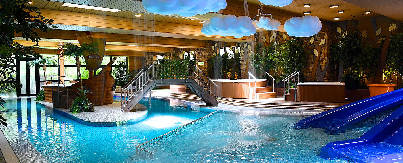 Kolam renang air hangat dalam ruangan 'comori Park'