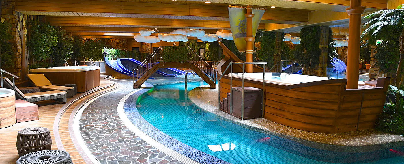 Kolam renang air hangat dalam ruangan 'comori Park'