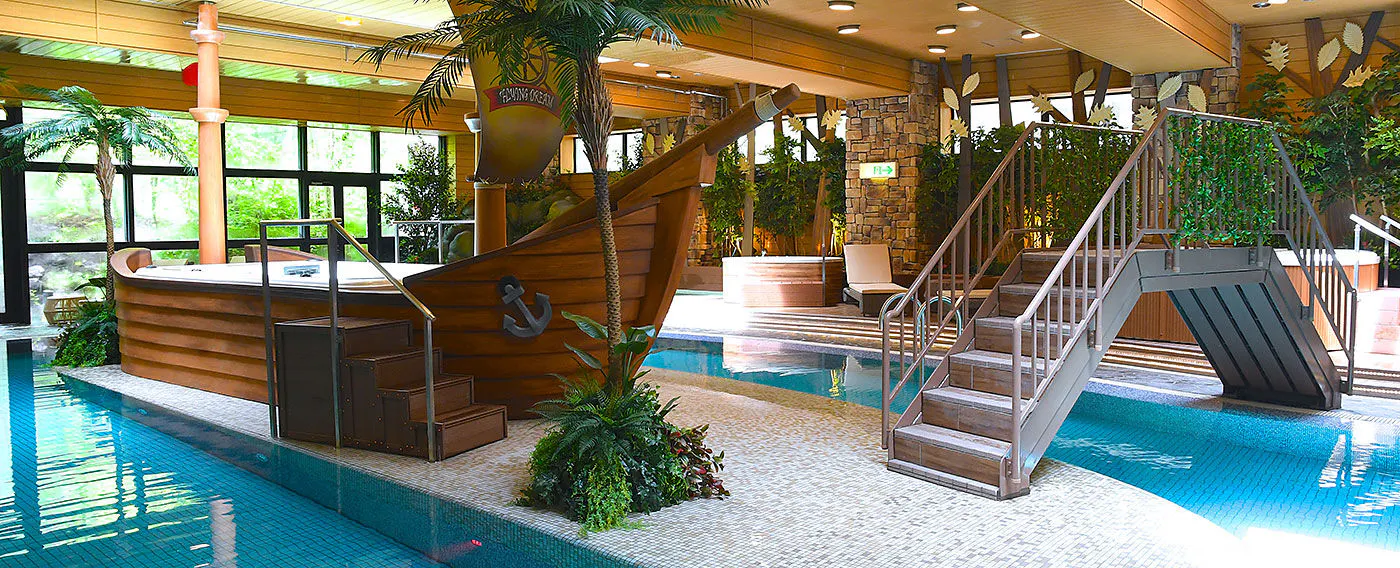 Kolam renang air hangat dalam ruangan 'comori Park'