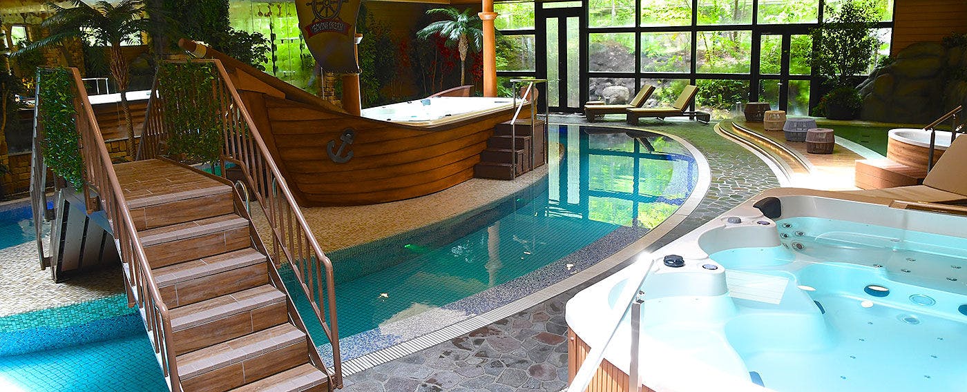 Kolam renang air hangat dalam ruangan 'comori Park'