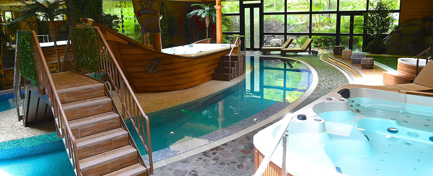 Kolam renang air hangat dalam ruangan 'comori Park'