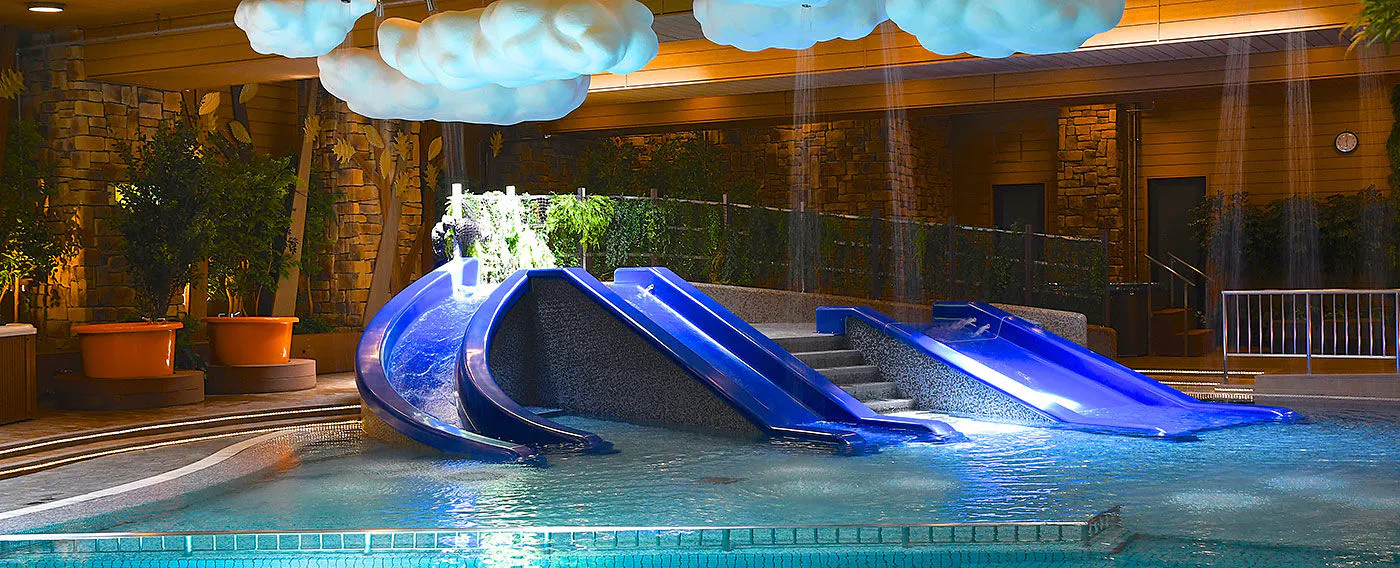 Kolam renang air hangat dalam ruangan 'comori Park'