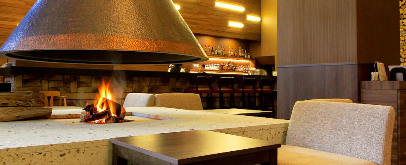 Di lounge Danro, Anda dapat menikmati cahaya dari perapian.