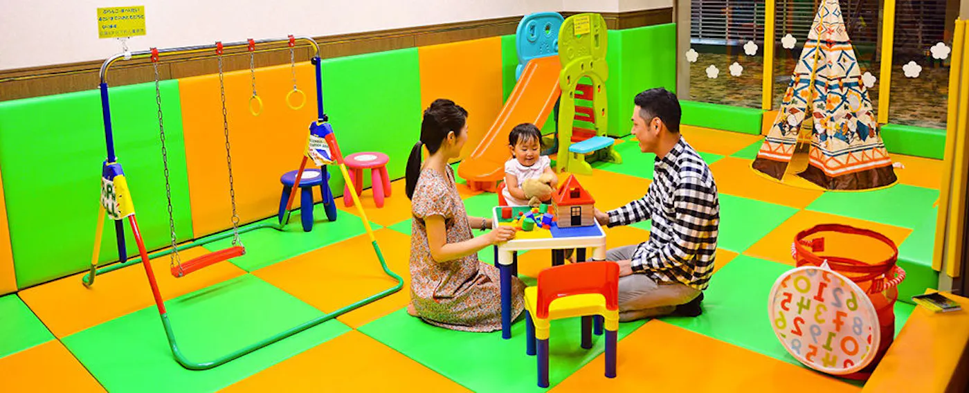 Ruang anak-anak dilengkapi dengan mainan dan pemutaran DVD animasi.