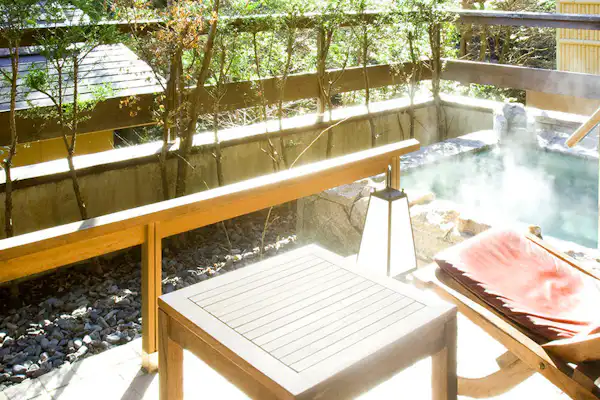 ตัวอย่างห้องพักพร้อมอ่างอาบน้ำกลางแจ้ง