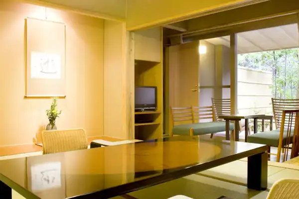 ตัวอย่างห้องพักพร้อมอ่างอาบน้ำกลางแจ้ง