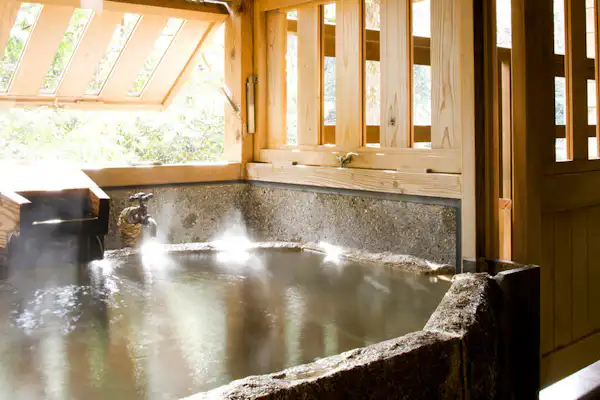 ตัวอย่างห้องพักพร้อมอ่างอาบน้ำกลางแจ้ง