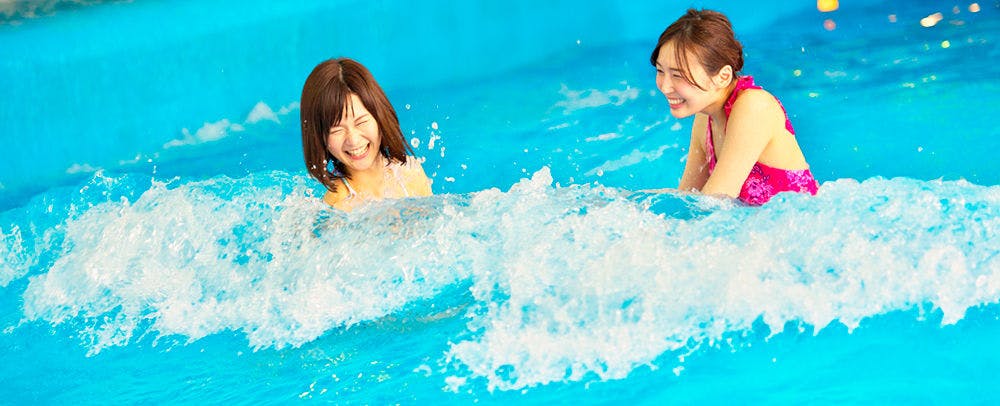 สระว่ายน้ำในร่มที่มีคลื่นเทียม