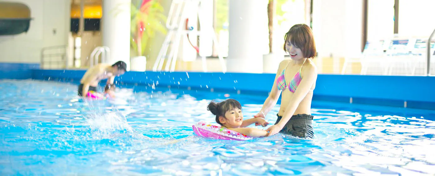 สระว่ายน้ำในร่มที่มีคลื่นเทียม