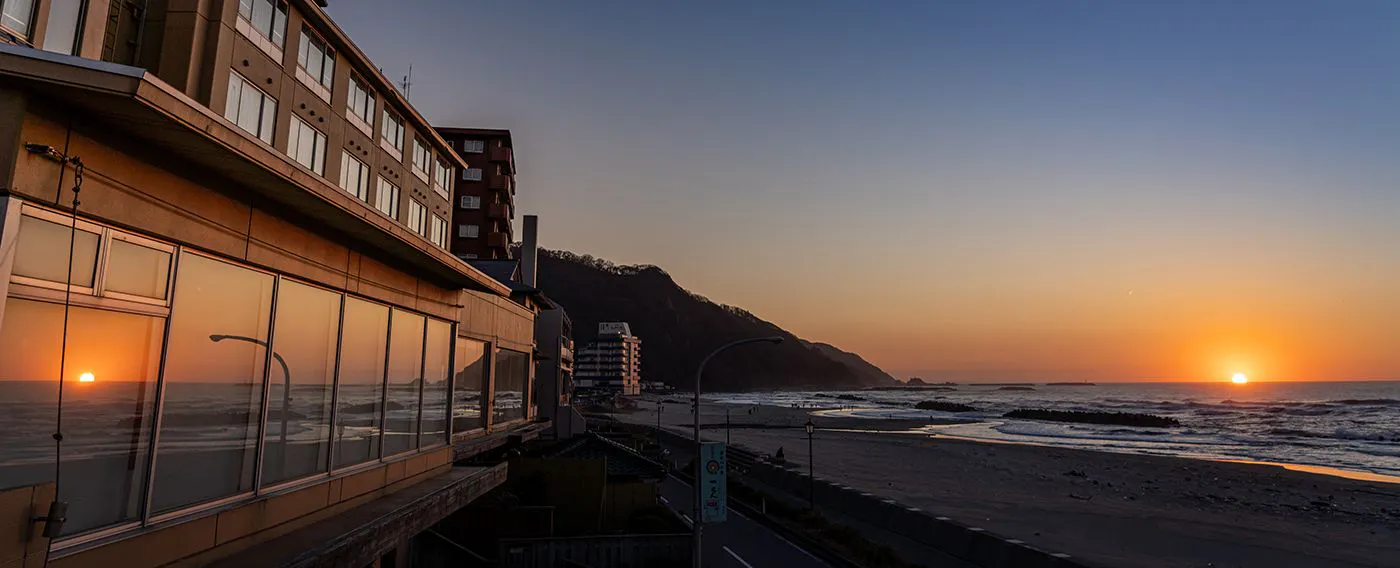 "หาดยูโนะฮามะ หนึ่งใน 100 สถานที่ชมพระอาทิตย์ตกที่ดีที่สุด"