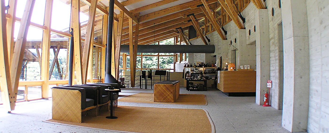 陽光降り注ぐ、開放的なフロント