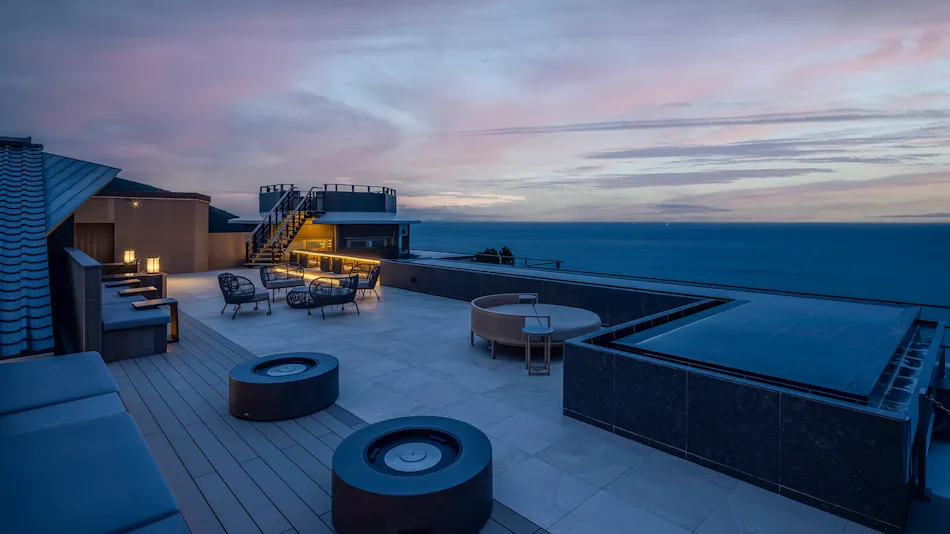 The Earth Inn: A Place to Watch the Storm