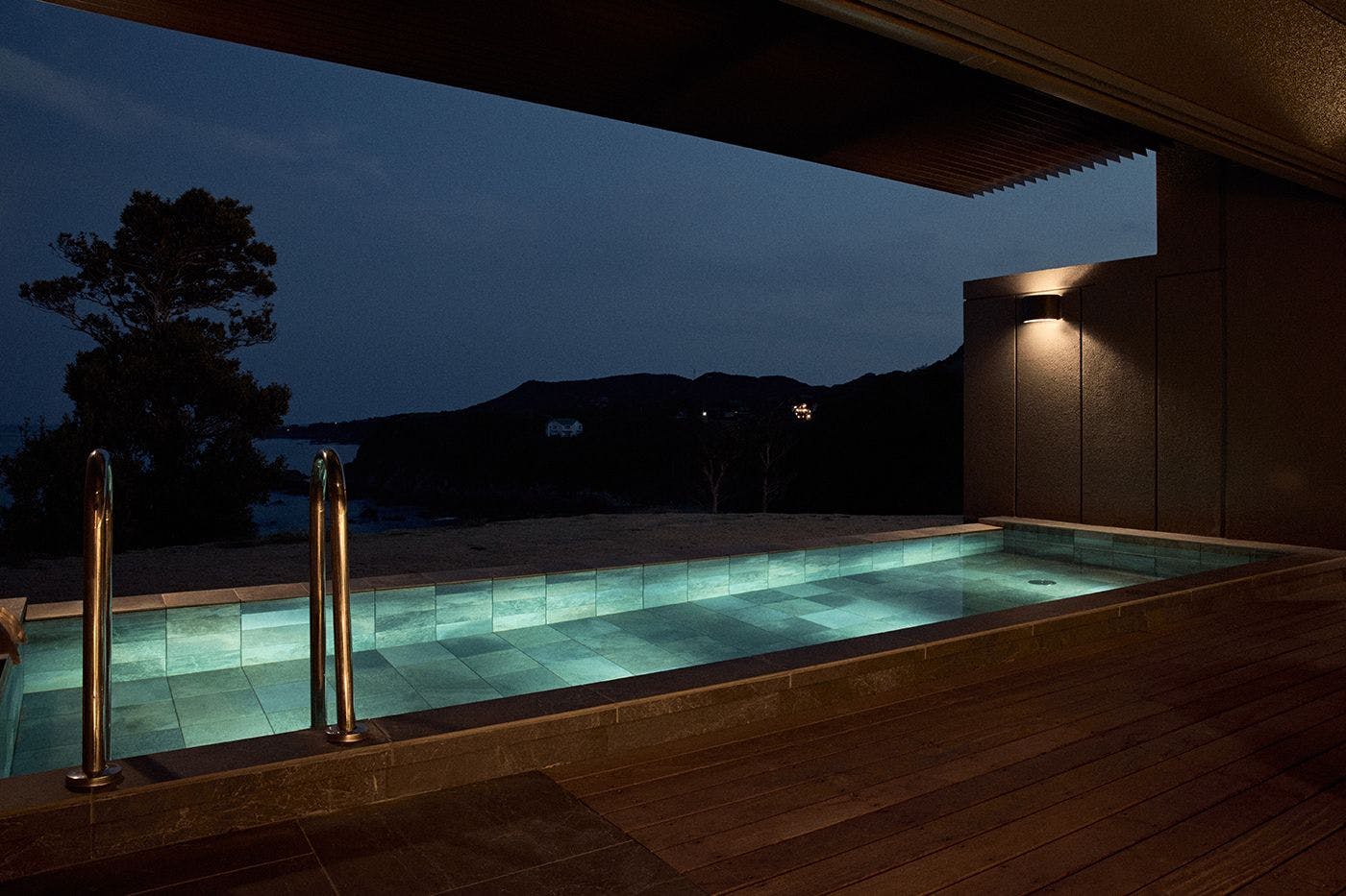 The Earth Inn: A Place to Watch the Storm